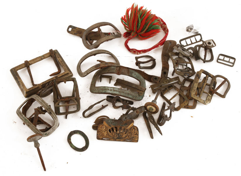 Parti antika spännen, byglar, m.m. 17/1800-tal