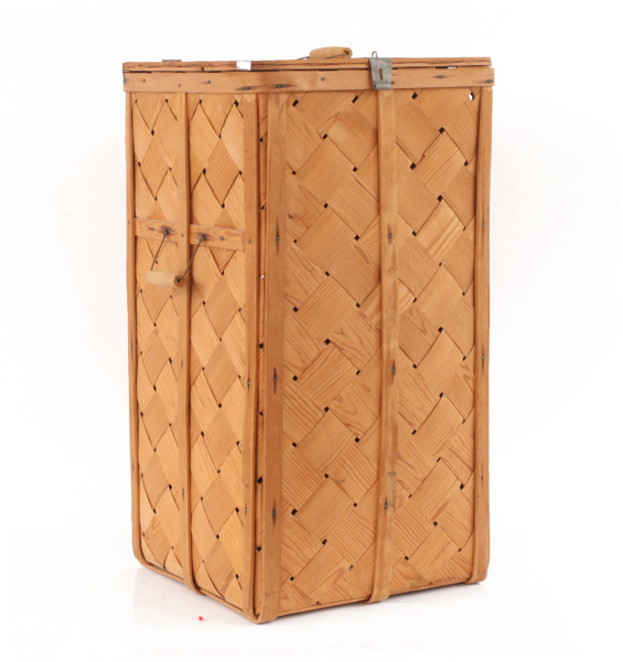 Flätad korg med lock, 1900-talets första hälft