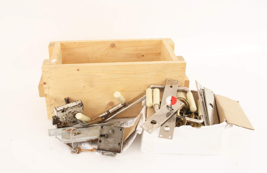 Parti dörrhandtag, beslag, m.m.