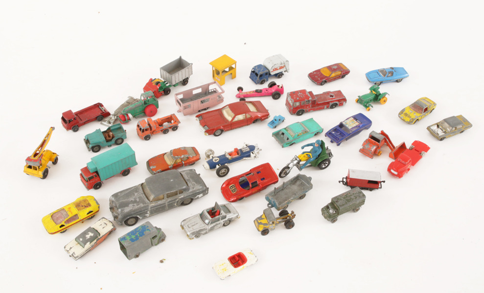 Parti äldre leksaksbilar