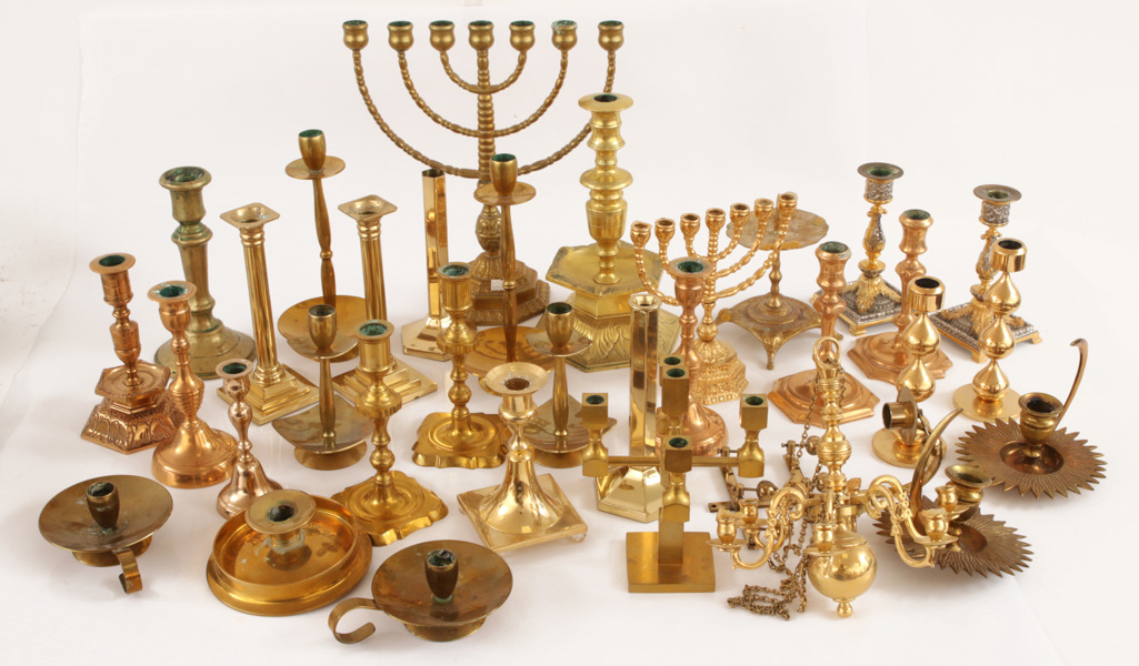 Stort parti mässingsföremål, mestadels ljusstakar