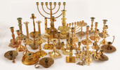 Stort parti mässingsföremål, mestadels ljusstakar