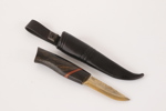 Kniv med slida, signerad Johan
