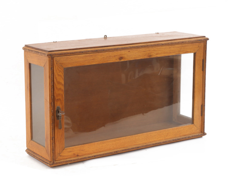 Väggvitrinskåp, tidigt 1900-tal