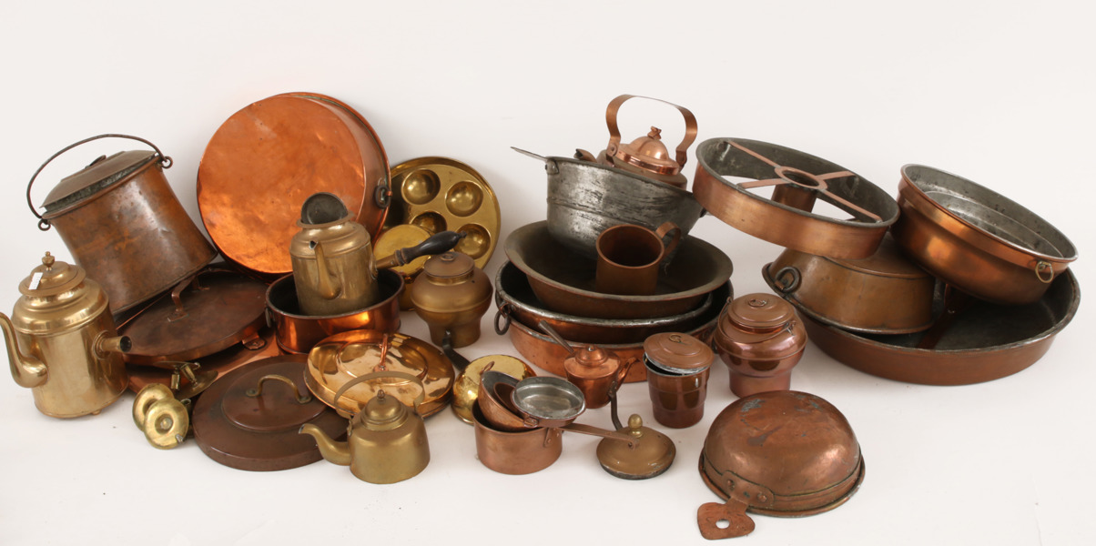 Stort parti koppar- och mässingsföremål, bl.a. 1800-tal