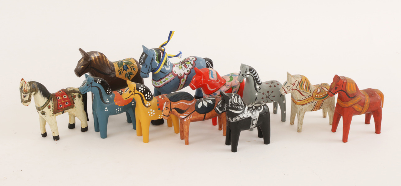 Träskurna och bemålade hästar 11st, bl.a. John Gudmunds