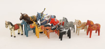 Träskurna och bemålade hästar 11st, bl.a. John Gudmunds