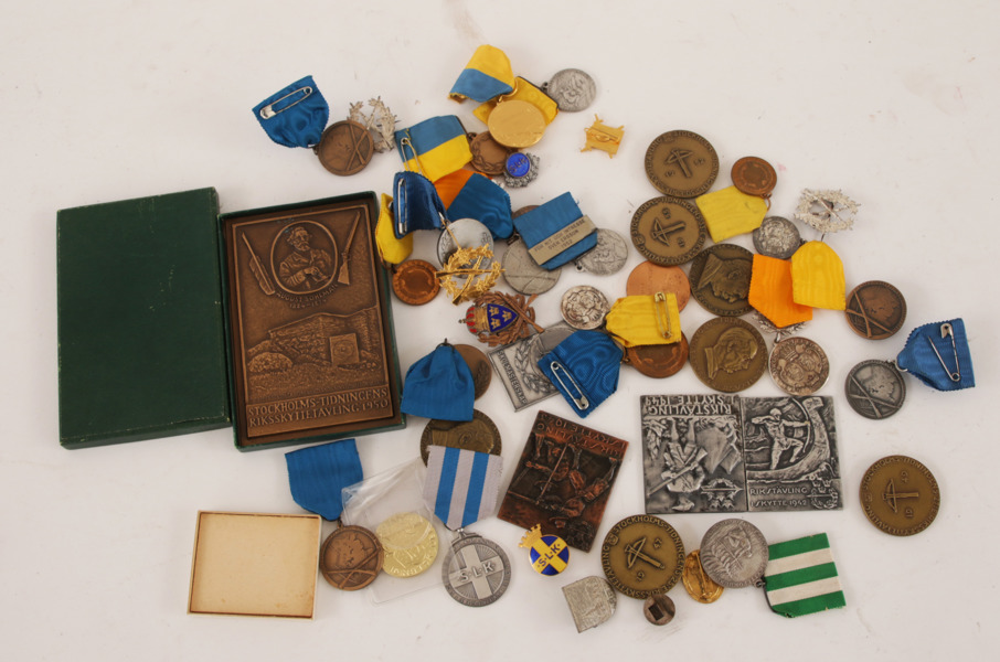 Parti medaljer och märken, bl.a. silver