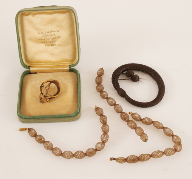 Hårarbeten 5st, varav ett med fäste i 18k