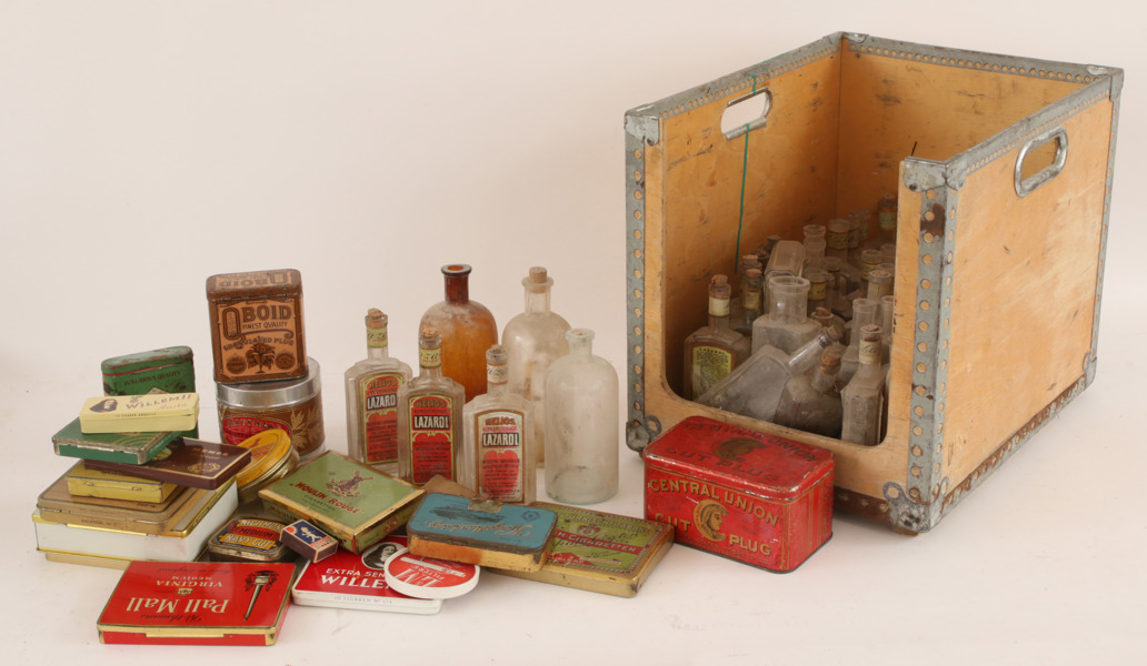 Parti äldre apoteksflaskor, tobaksdosor, m.m.