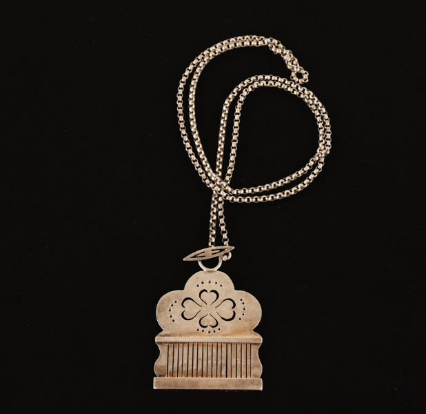 Halsband med hänge, silver, 1981