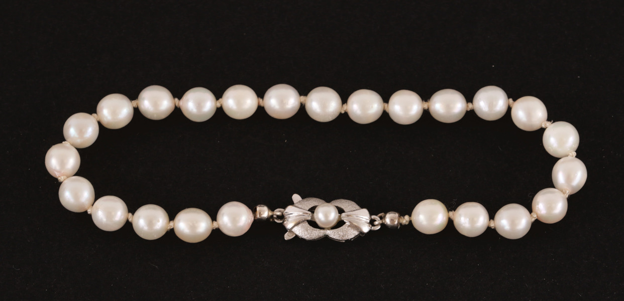 Pärlarmband med spänne i 18k vitguld