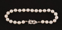 Pärlarmband med spänne i 18k vitguld