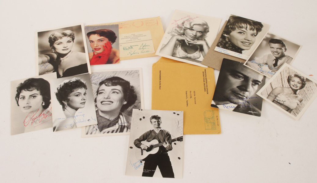 Parti kändisfotografier, med bl.a. egenhändiga autografer