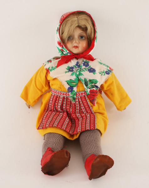 Docka iklädd folkdräkt