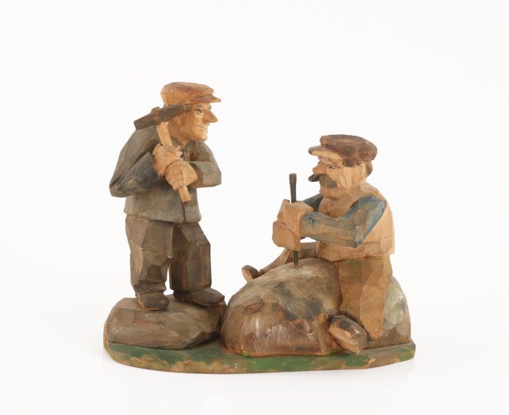 Träskuren figurgrupp, daterad 1944