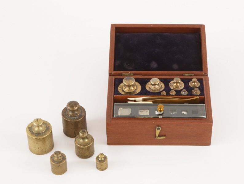 Viktsats med 1800-tals vikter, bl.a. Skultuna