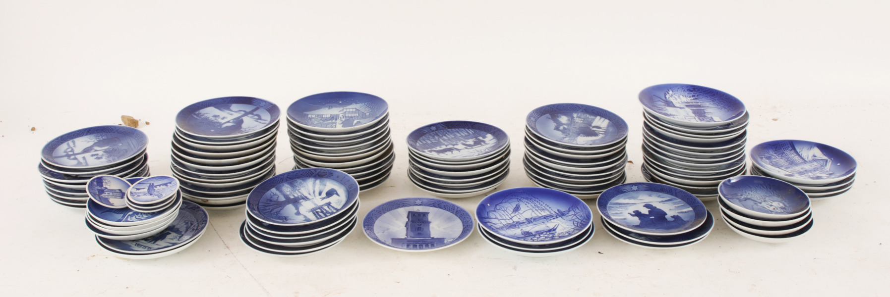 Parti samlartallrikar, bl.a. Royal Copenhagen 1900-talets första hälft