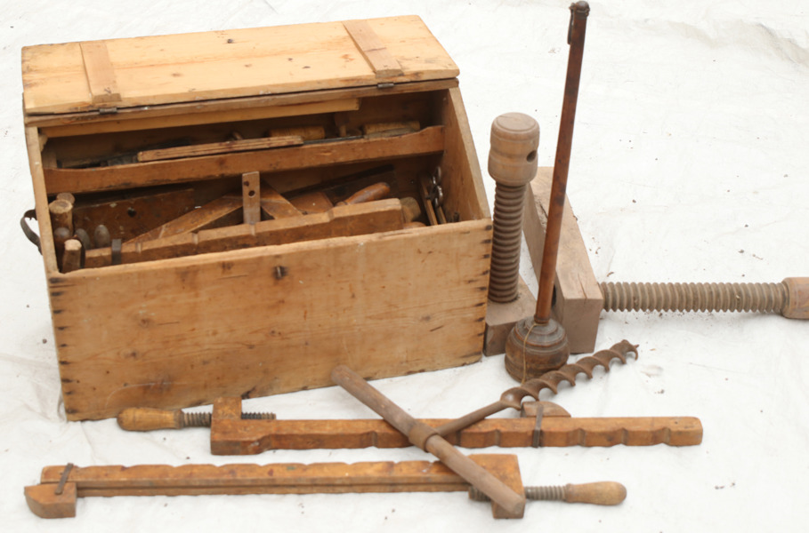 Antik snickarlåda med verktyg