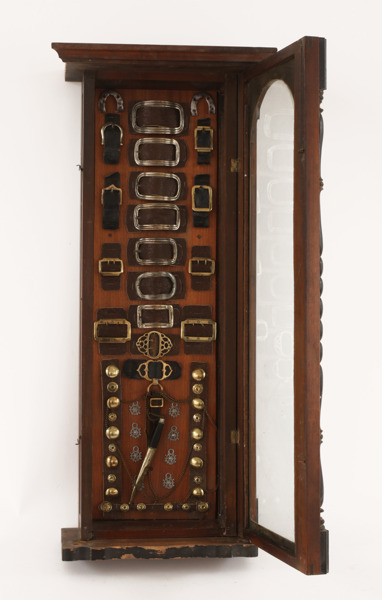 Monterskåp med spännnen, knappar och kniv