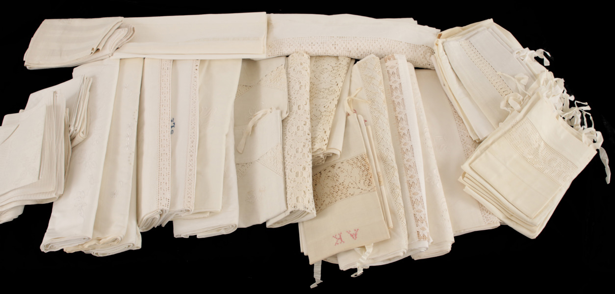 Parti lakan och örngott, bl.a. 1800-tal