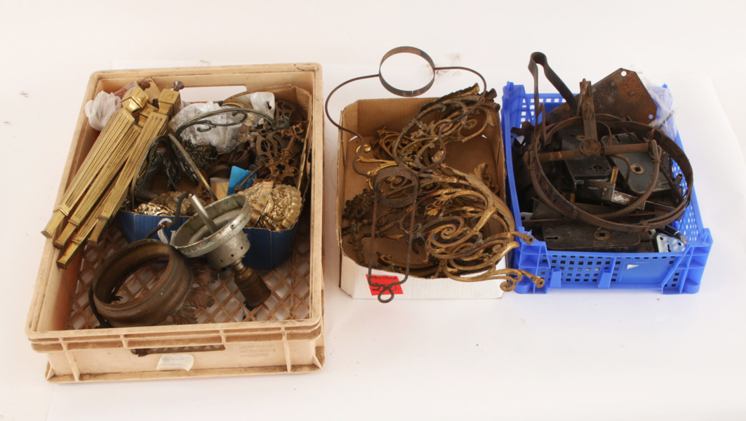 Parti lamp- och möbeldelar, m.m.