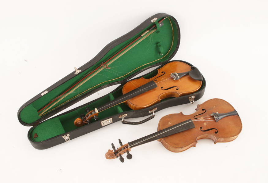 Fioler 2st, varav en med stråke, bl.a. 18/1900-tal