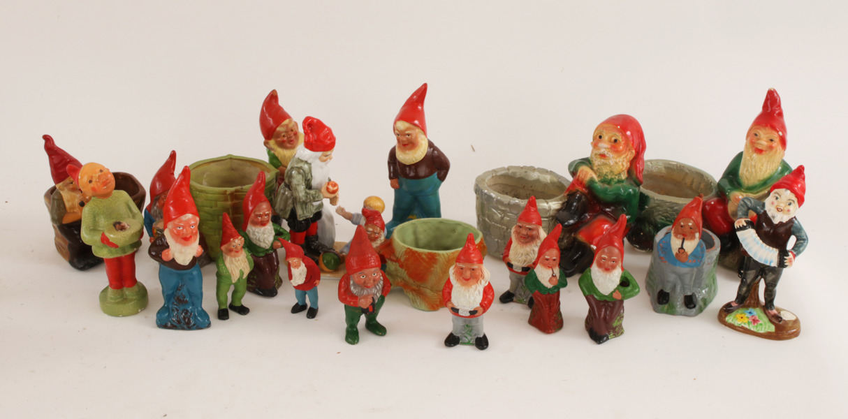 Parti tomtefigurer, bl.a. omkring 1900-talets mitt