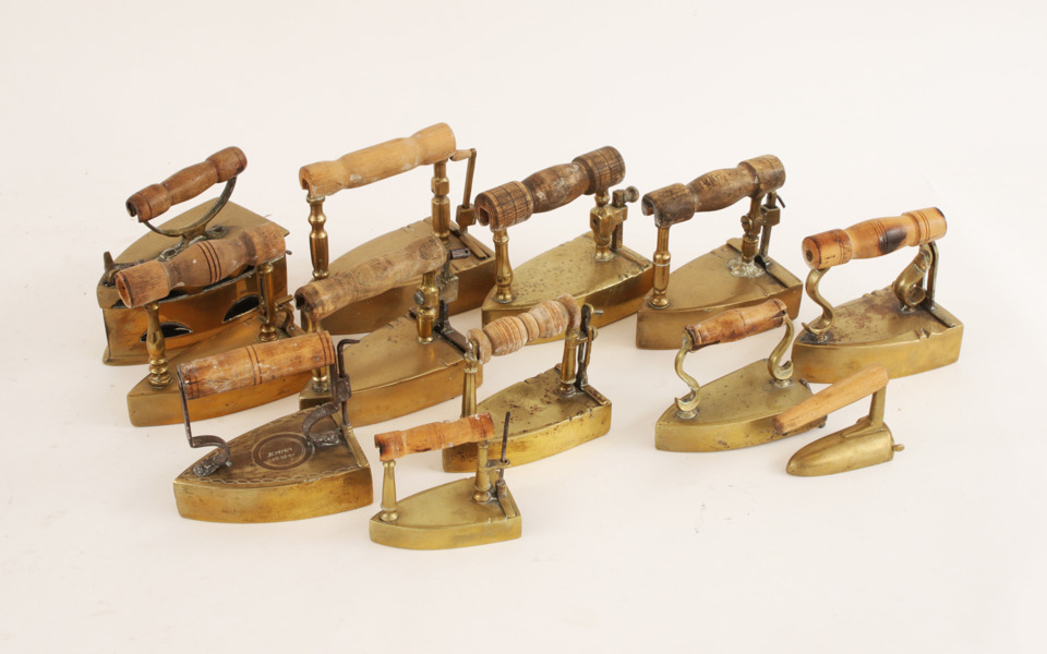 Strykjärn i mässing 12st, bl.a. daterad 1894