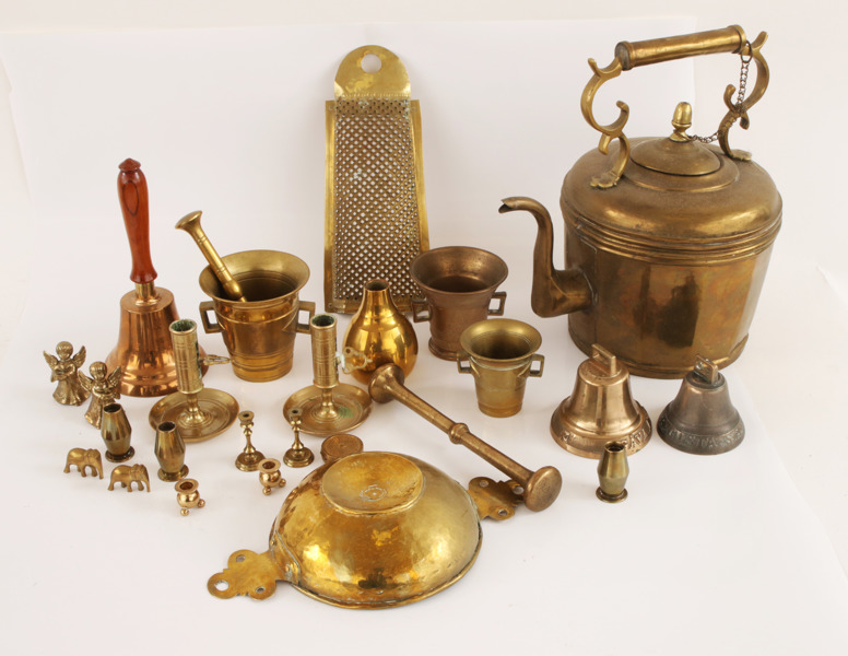Parti mässingsföremål, bl.a. 17/1800-tal