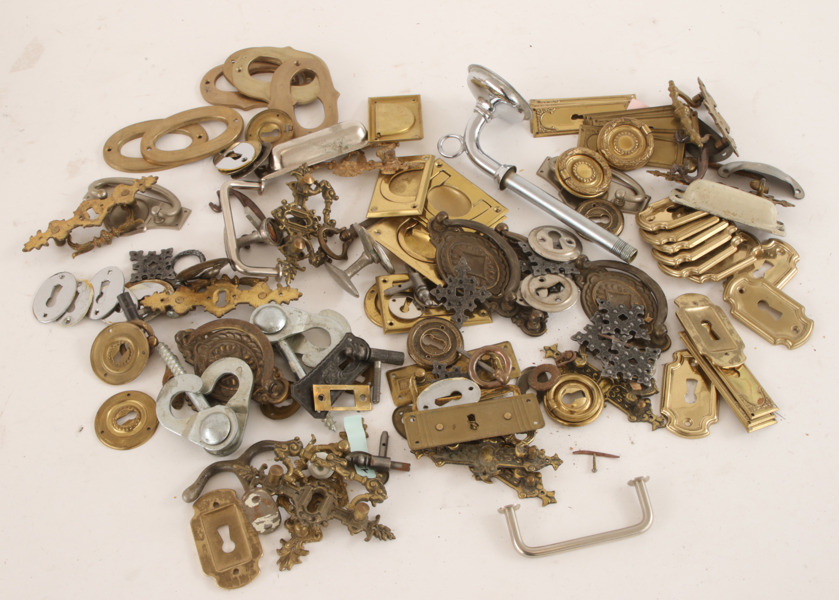 Parti beslag, m.m., bl.a. 1800-tal
