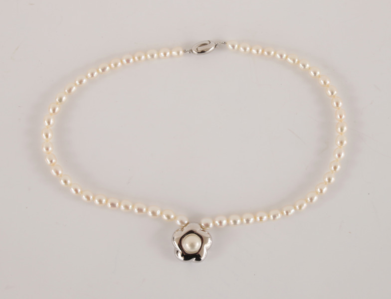 Pärlhalsband med lås i sterlingsilver