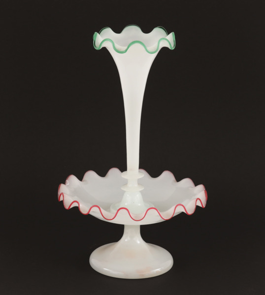 Uppsatsskål med strutvas, omkring år 1900