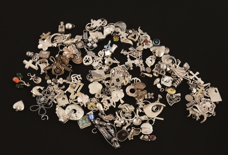 Parti hängen, berlocker, m.m. i silver