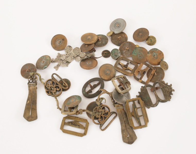 Parti spännen, knappar, m.m., bl.a. 1700-tal