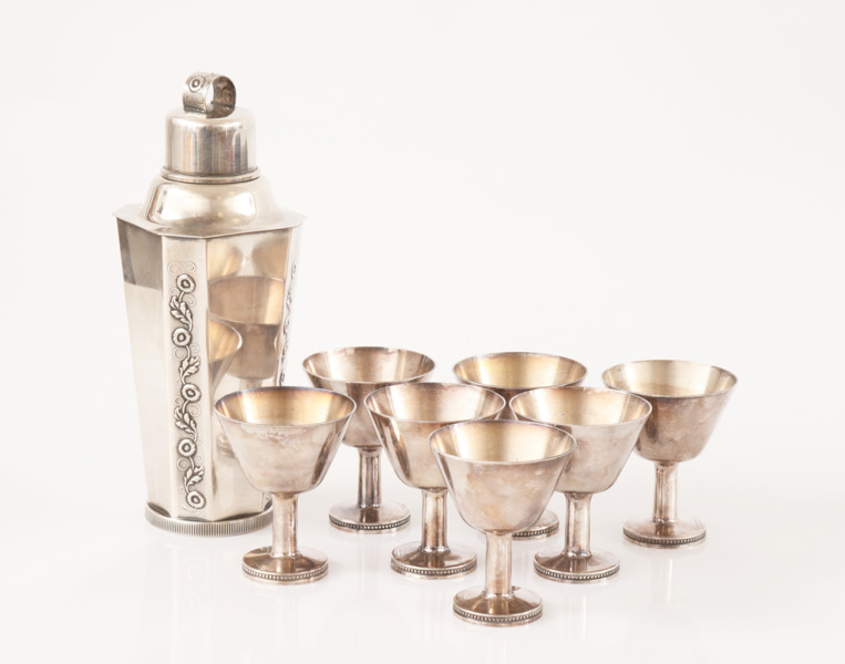 Shaker med 7st cocktailglas, omkring 1900-talets mitt