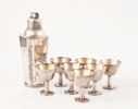 Shaker med 7st cocktailglas, omkring 1900-talets mitt