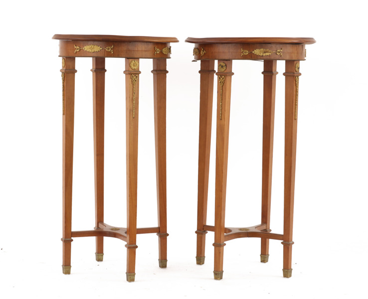 Lampbord ett par, sengustaviansk stil, omkring år 1900