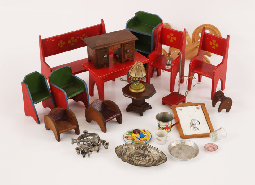 Parti dockskåpsmöbler, m.m. 1900-talets första hälft