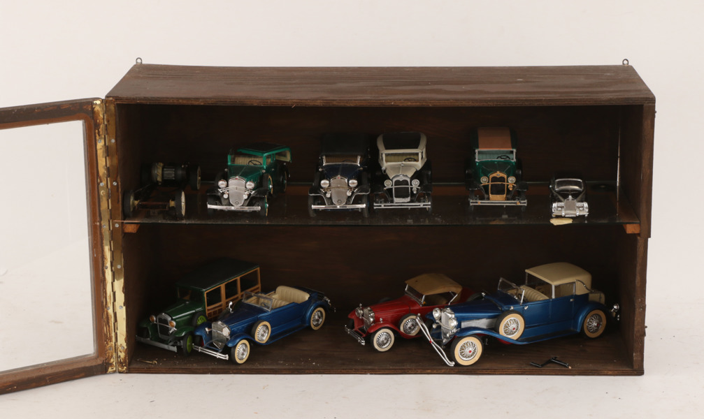 Monter med modellbilar 9st, bl.a. Lancaster USA