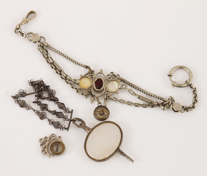 Fickurskedja, nyckel och kompass, omkring år 1900