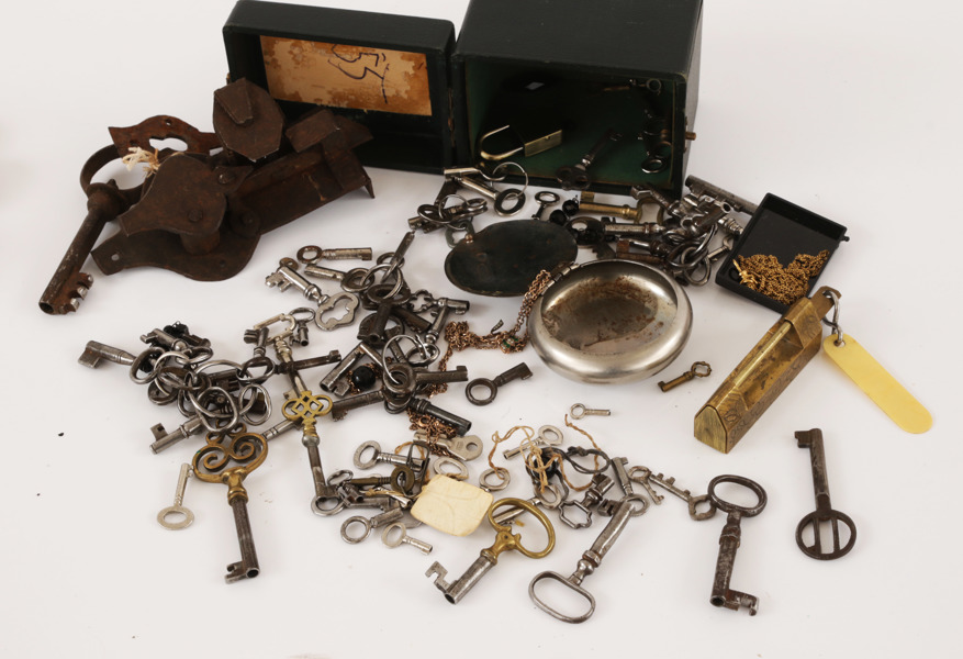 Parti nycklar och lås, bl.a. 1700-tal