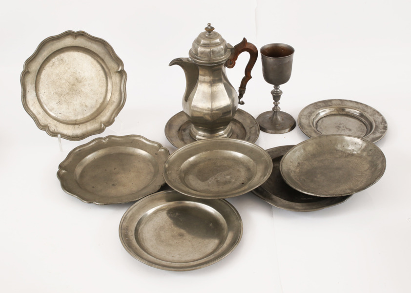 Parti tennföremål, bl.a. 1700-tal