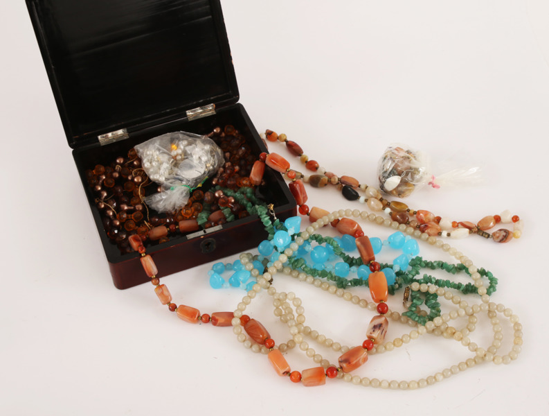 Parti smycken med natursten