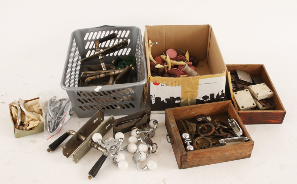 Parti dörrtrycken, lås, handtag, m.m.