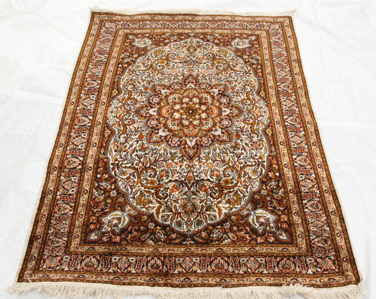 Handknuten matta, orientalisk