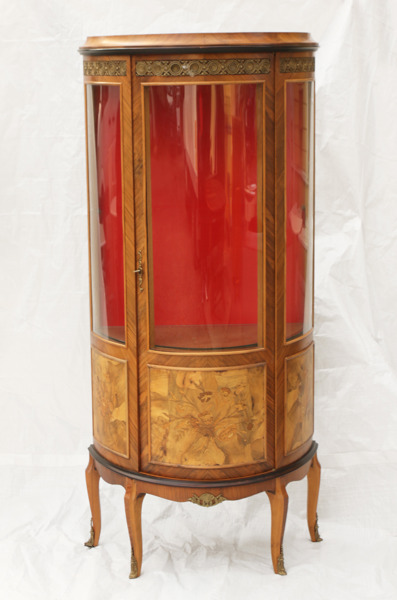 Vitrinskåp, rokokostil, 1900-tal