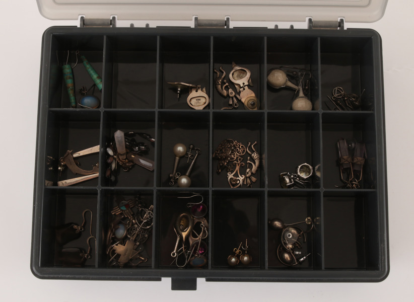 Parti örhängen, mestadels i silver