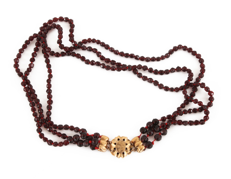 Granathalsband med lås i 14k, 1900-talets första hälft