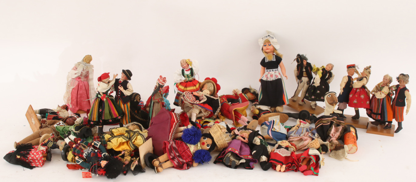 Stort parti souvenirdockor, bl.a. omkring 1900-talets mitt